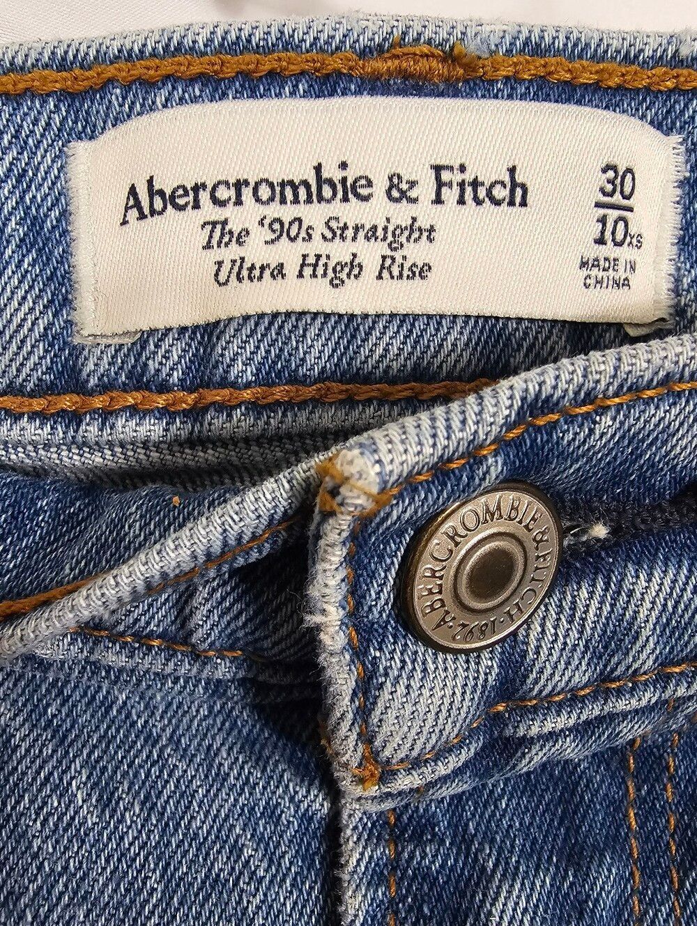 Abercrombie and Fitch The 90's Straight Ultra High Rise Jeans in Medium Wash - Picture 2 of 8